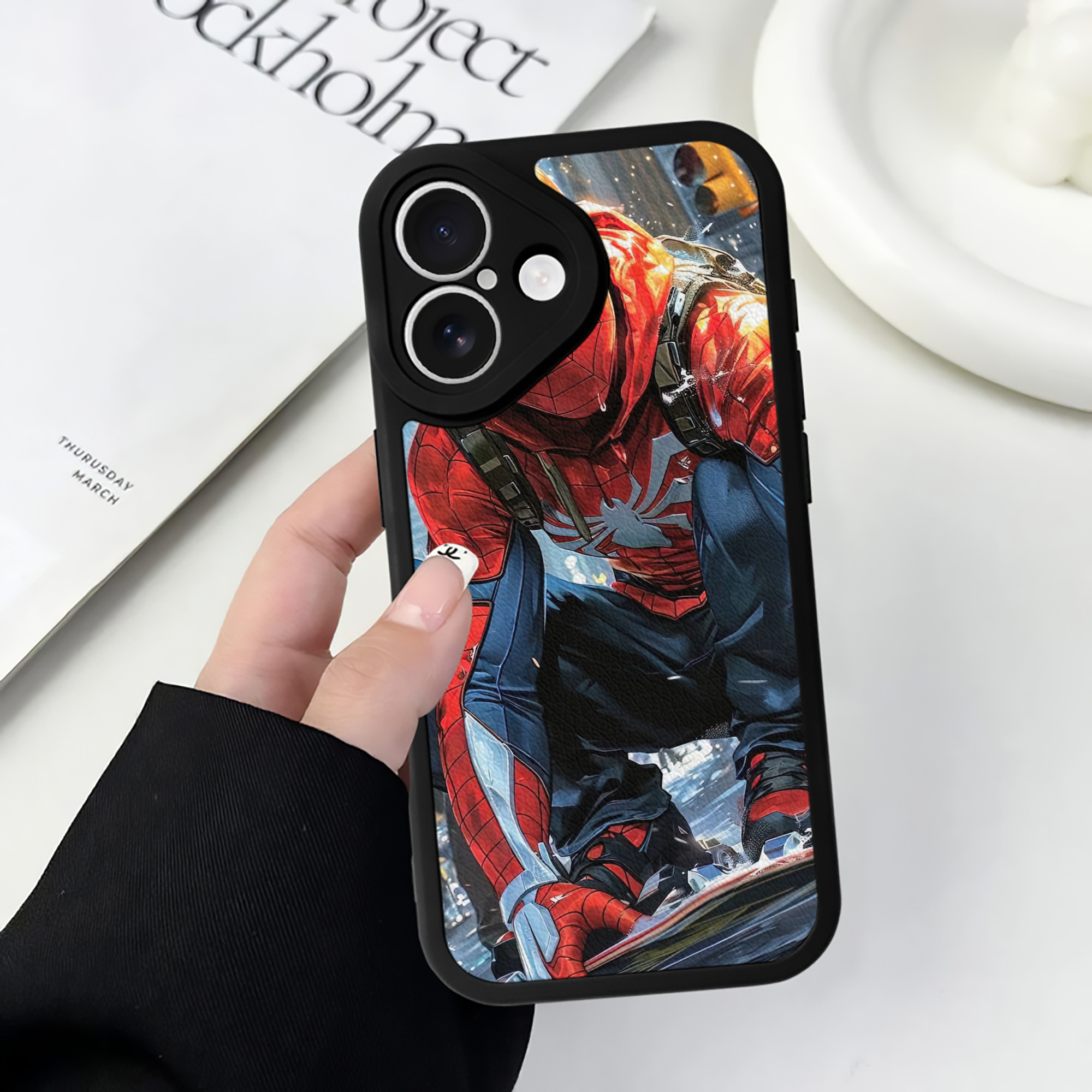 Spider Man スパイダーマン 【iPhone 16シリーズ対応】シリコンスマホケース（レザー調） 材質：シリコン
